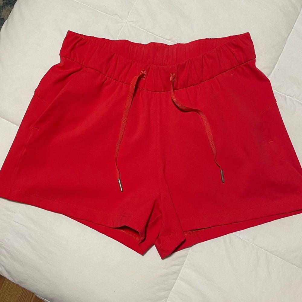 Lululemon On the Fly 2.5” short sz 6 - RED